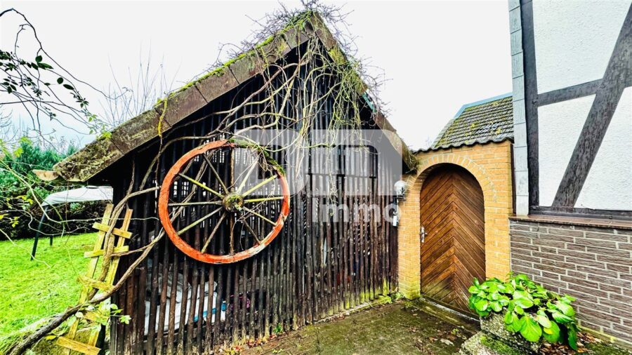 Ein- bis Zweifamilienhaus mit Anbau und Nebengebäude auf großem Grundstück - Gerätehaus 1